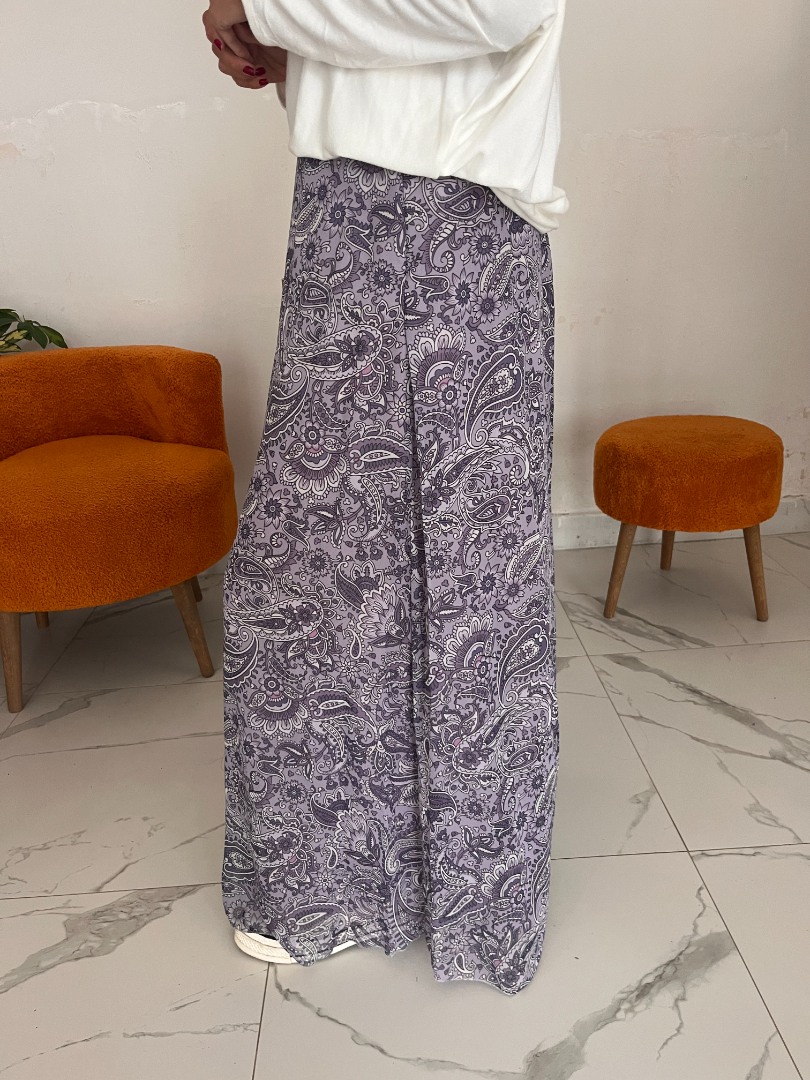 Açık Lila Renk Şal Desenli İçi Astarlı Şifon Kumaş Geniş Kesim Pantolon Açık Lila Renk Şal Desenli İçi Astarlı Şifon Kumaş Geniş Kesim Pantolon