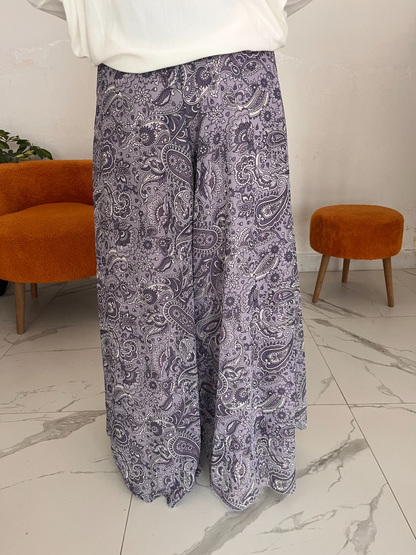Açık Lila Renk Şal Desenli İçi Astarlı Şifon Kumaş Geniş Kesim Pantolon Açık Lila Renk Şal Desenli İçi Astarlı Şifon Kumaş Geniş Kesim Pantolon